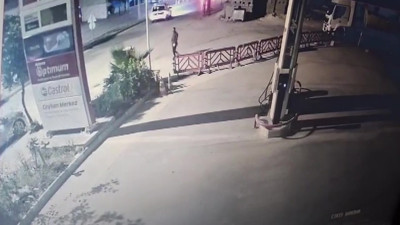 Adana'da bir kadın, sokakta karşılaştığı eski kocasını vurdu! O anlar saniye saniye kameraya yansıdı