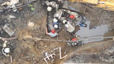 Bayrampaşa'da yol çöktü! Göçük altında kalan işçi kurtarıldı