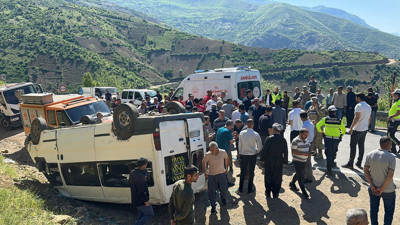 Hakkari'de can pazarı! Öğrenci servisi devrildi; 14 yaralı