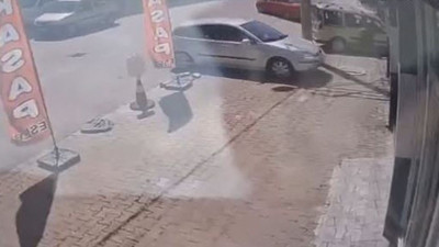 Fren yerine gaza basınca kendini kasap dükkanında buldu! Bolu'da ilginç kaza kamerada