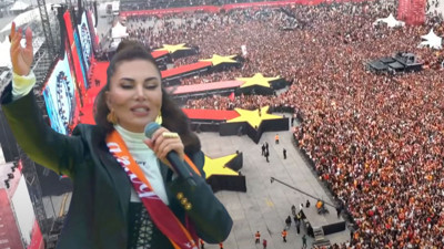 Yenikapı'da Ebru Yaşar rüzgarı! Galatasaray'ın 5 yıldızlı şampiyonluğuna damga vurdu. Sahneye böyle çıktı