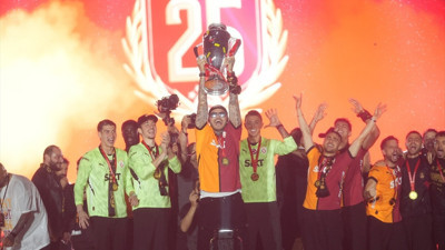 Yenikapı'da Galatasaray izdihamı! Şampiyonluk kutlamasına damga vuran kareler