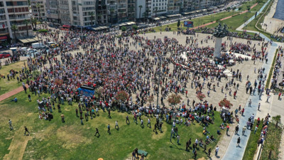 İzmir'de grevin ikinci günü: Duraklarda yine yoğunluk oluştu. Belediye başkanından sendikaya çağrı geldi