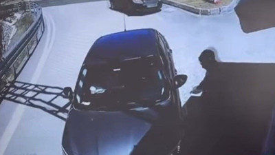 Elazığ'da ölümden kıl payı kurtuluş kamerada! Otomobilin altında kalmaktan saniyelerle kurtuldu