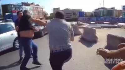 Hamile eşinin yanında saldırdı! Ataşehir'de trafikte yol verme kavgasında yumruklar havada uçuştu