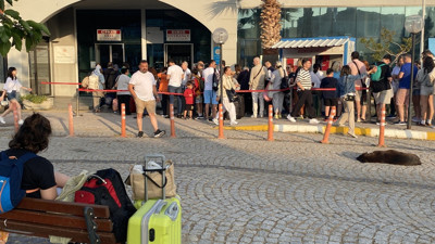 Bu bayram da manzara değişmedi. Metrelerce kuyruk oluştu.  Tatilciler Midilli Adası'na akın etti.