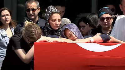 Ferdi Zeyrek’in annesi oğlunun tabutuna sarılırken fenalaştı