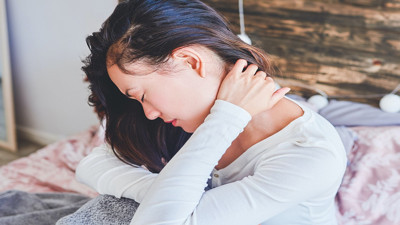 Sabahları boyun ağrısıyla uyananlara uyarı: Tehlike çanları sizin  için çalıyor olabilir