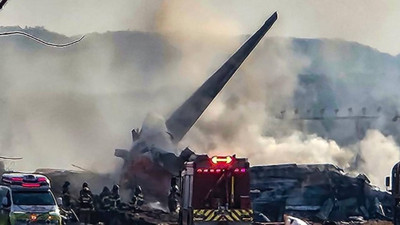 Son Dakika Hindistan'da yolcu uçağı düştü! 204 kişi hayatını kaybetti. 1 kişi ise sağ kurtuldu