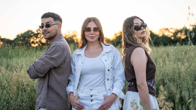 Ebru Yaşar'dan bir bomba şarkı daha! Yaz aylarında milyonların diline pelesenk olacak. Yaşar, Sıla Şahin ve Samet Kardeşler ile 'Sanmadan Git' diyerek sürpriz yaptı