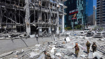 İsrail'de büyük panik! Sirenler çaldı halk sığınaklara indi... İran canlı yayında vurdu