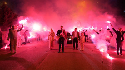 Böyle kız isteme töreni görülmedi. Sosyal medya Konya'daki görüntüleri konuşuyor