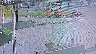 Feci kaza güvenlik kamerasına yansıdı: Defalarca takla atan minibüsün 18 yaşındaki sürücüsü hayatını kaybetti