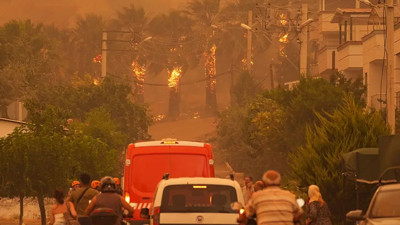 İzmir'de büyük yangın! Otoyol çıkışları trafiğe kapatıldı