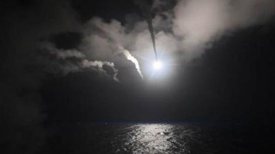 ABD Suriye'de rejim üssünü vurdu! O anlar kameralara böyle yansıdı...