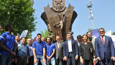 Anadolu Efes’in şampiyonluk heykeli coşkulu bir törenle açıldı