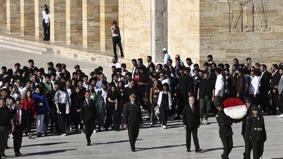 Kılıçdaroğlu, CHP'nin 99'uncu yaşında 99 gençle Anıtkabir'e çıktı