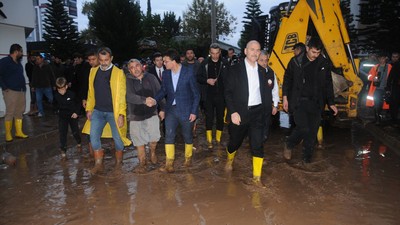 İçişleri Bakanı Süleyman Soylu, sel bölgesinde açıklamalarda bulunuyor. Soylu "920 iş yerinde hasar tespiti var" dedi. Afet bölgesi ilan edilecek mi?