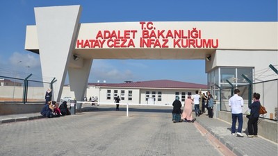 Hatay Cezaevindeki tutuklular firar etmeye çalıştı: 3 ölü. 12 yaralı. Cezaevi kullanılamaz hale geldi, tutuklular sevk edildi