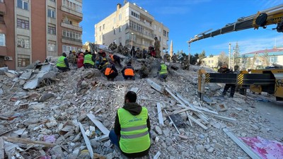 Depremde 14 kişinin can verdiği  Özabacılar Apartmanı'nın proje sorumlusu İstanbul'da gözaltına alındı