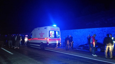 Feci kaza! Başıboş ölümlü kazaya neden oldu. Otomobil aniden yola çıkan başıboş ata çarptı; ölü ve yaralılar var
