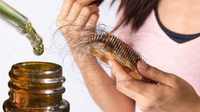 Avuç avuç dökülen saçları dahi durduruyor: Saç dökülmesine son veren doğal yağ bulundu. Saçı hem güçlendiriyor hem de besliyor