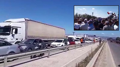 Bursa-Balıkesir karayolunda ulaşım durdu.  Çiftçiler Bursa-Balıkesir karayolunu ulaşıma kapattı. Eyleme CHP'li vekiller de destek verdi