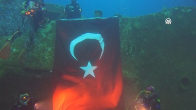 İzmir'de dalgıçlar, 9 Eylül'ü su altında Türk bayrağı açarak kutladı. O anlar kameraya böyle yansıdı