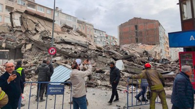 Son Dakika... Güngören'de bina çöktü! Deprem etkisi yarattı...