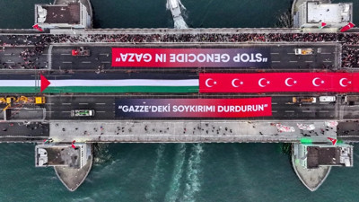 İstanbul'da Gazze yürüyüşü: Binlerce kişi Galata Köprüsü'ne akın etti