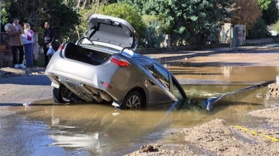 Bodrum’da isale hattı patladı, otomobil çukura düştü