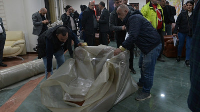 Seyhan'da belediye krizi: Borç ödenmeyince makam odasına haciz şoku!