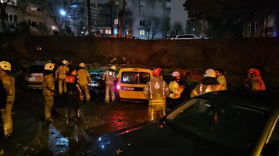 Beşiktaş’ta faciadan dönüldü! Yağmur sonrası toprak kaydı: 8 araç hasar aldı