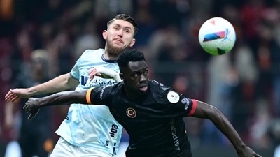 Son Dakika! Adana Demirspor sahadan çekildi. Galatasaraylı oyuncular neye uğradığını şaşırdı