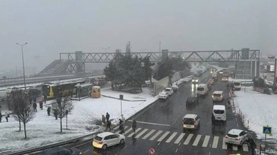 İstanbul'da kar yağışı başladı! 3 gün sürmesi bekleniyor. İmamoğlu'ndan uyarı geldi
