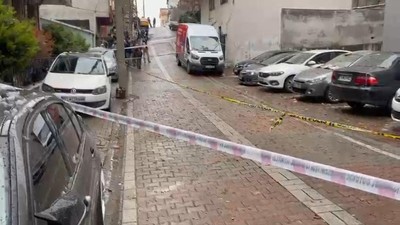 Küçükçekmece’de Faciadan dönüldü! Yıldırım Binaya Düştü, Çatıdan Kopan 1 Kişiyi Yaraladı