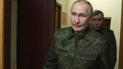 Putin'den dikkat çeken ziyaret! Askeri üniforma giydi