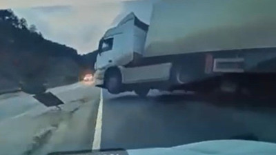 Kontrolden çıkan TIR, otomobilin üzerine devrilmişti! Kütahya'daki feci kazanın görüntüsü ortaya çıktı.