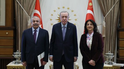 13 yıl aradan sonra bir ilk. Külliye'de tarihi görüşme. Cumhurbaşkanı Erdoğan DEM Parti İmralı heyetiyle bir araya geldi