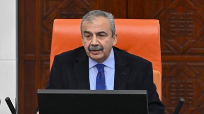 Sırrı Süreyya Önder'den haber var. DEM Parti'den  Sırrı Süreyya Önder'in sağlık durumuyla ilgili yeni açıklama: Kritik ameliyat sona erdi.