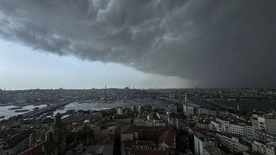 İstanbullulara fırtına ve sağanak uyarısı: Sıcaklık 8 derece birden düşecek. Tarih verildi