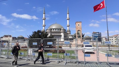 Taksim Meydanı bariyerlerle kapatıldı. Taksim Meydanı ve Gezi Parkı'nda 1 Mayıs önlemi
