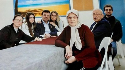 Ekrem İmamoğlu’ndan cezaevinden ilk fotoğraf. Ailesiyle açık görüşte görüntülendi