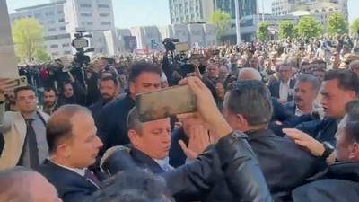 Özgür Özel'e yumruklu saldırı! CHP'li isimlerden tepkiler geliyor