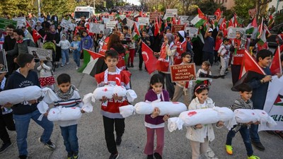 Filistin'e destek yürüyüşünde çocuklar ceset taşıdı! O görüntüler tepki çekti