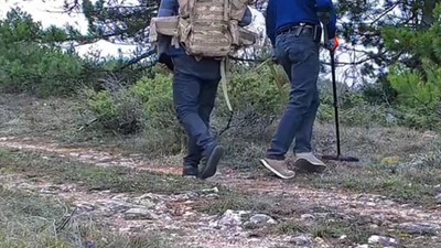 Defineciler fotokapana yakalandı: Karabük'te dedektörle define arayan 2 kişi fotokapana yansıdı