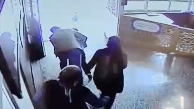 Sivas'ta öğretmenden hayat kurtaran müdahale: Nefes borusuna yiyecek kaçan öğrencisini 'Heimlich' manevrasıyla kurtardı