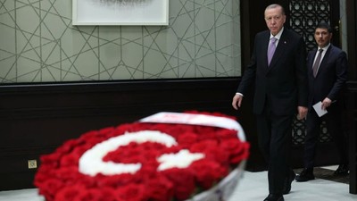 Devlet Bahçeli'den kabine toplantısına ay yıldızlı çiçek
