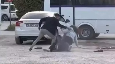 Bursa'da iki genç kız otoparkta yumruk yumruğa kavga etti! O anlar kameraya böyle yansıdı