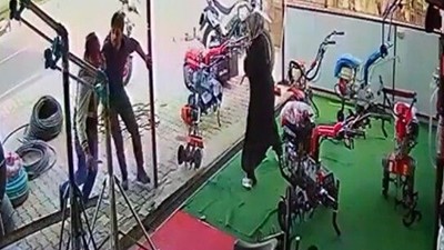 Esnafın cesur müdahalesi hayat kurtardı: Gümüşhane’de kadını bıçaklamaya kalkışan saldırganı esnaf önledi. O anlar saniye saniye kamerada